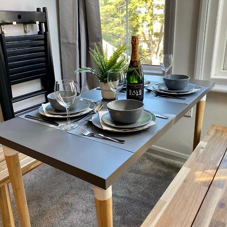 Trendy Stylish Apartment! - 5 Minute Walk To The Best Beach! - Great Location - Parking - Fast Wifi - Smart Tv - Newly Decorated - Sleeps Up To 6! Close To Bournemouth & Poole Town Centre & Sandbanks Exterior foto