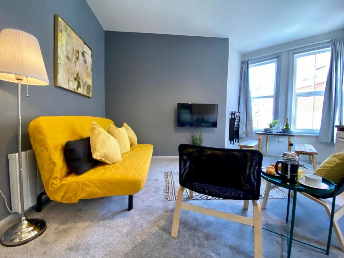 Trendy Stylish Apartment! - 5 Minute Walk To The Best Beach! - Great Location - Parking - Fast Wifi - Smart Tv - Newly Decorated - Sleeps Up To 6! Close To Bournemouth & Poole Town Centre & Sandbanks Exterior foto