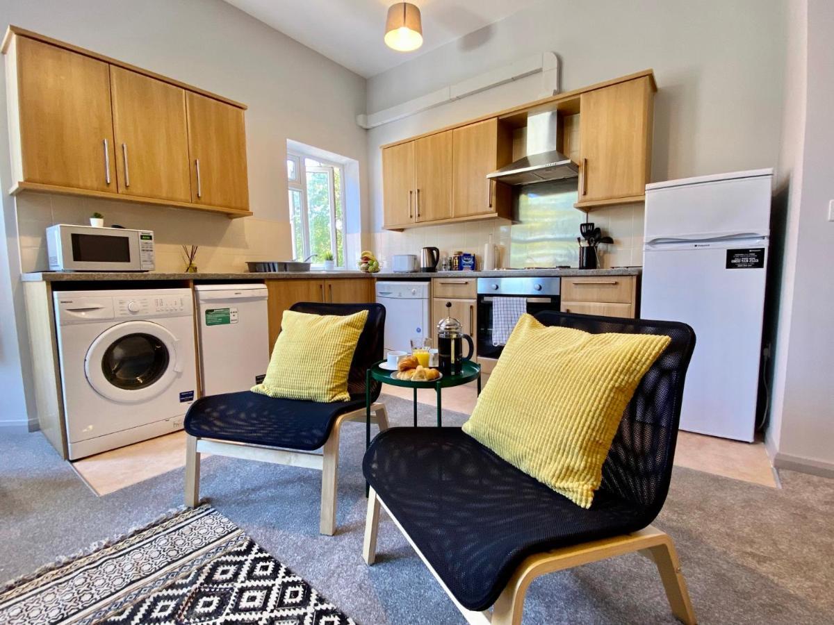 Trendy Stylish Apartment! - 5 Minute Walk To The Best Beach! - Great Location - Parking - Fast Wifi - Smart Tv - Newly Decorated - Sleeps Up To 6! Close To Bournemouth & Poole Town Centre & Sandbanks Exterior foto